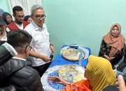 Golden Future dan Pemkot Bandung Salurkan Sembako untuk Lansia di Tengah Guyuran Hujan