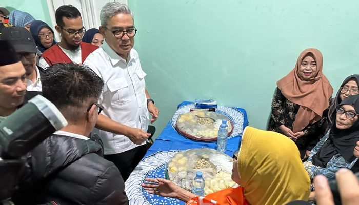 Golden Future dan Pemkot Bandung Salurkan Sembako untuk Lansia di Tengah Guyuran Hujan