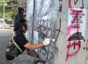 Komunitas Motor Bersihkan Vandalisme Pasca Demo di Bandung