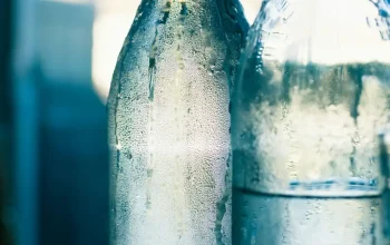 Air putih segar dalam botol kaca untuk menjaga kesehatan ginjal