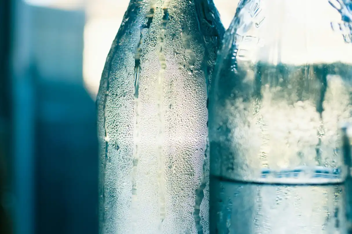 Air putih segar dalam botol kaca untuk menjaga kesehatan ginjal