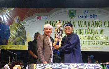 Bupati Kuningan memeriahkan Wayang Golek dan janji perbaiki jalan di Kuningan
