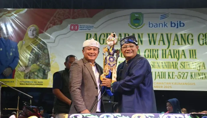Bupati Kuningan Janjikan Perbaikan Jalan Saat Pagelaran Wayang Golek