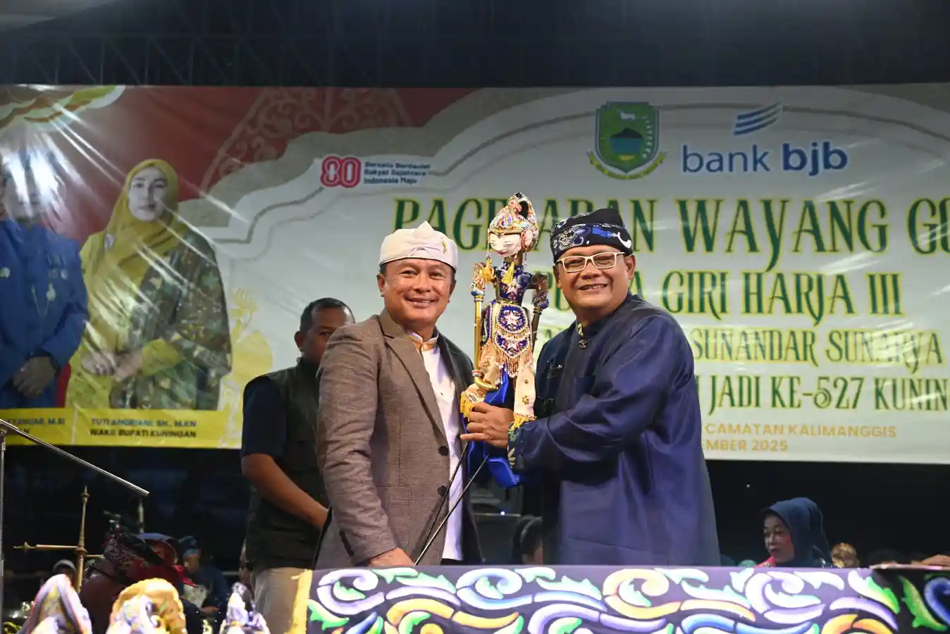 Bupati Kuningan memeriahkan Wayang Golek dan janji perbaiki jalan di Kuningan