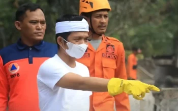 Bupati Saepul Bahri Binzein di lokasi kebakaran kios oleh-oleh khas Purwakarta