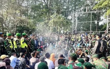 Mahasiswa Purwakarta demo damai di depan gedung DPRD menyampaikan tujuh tuntutan aspirasi