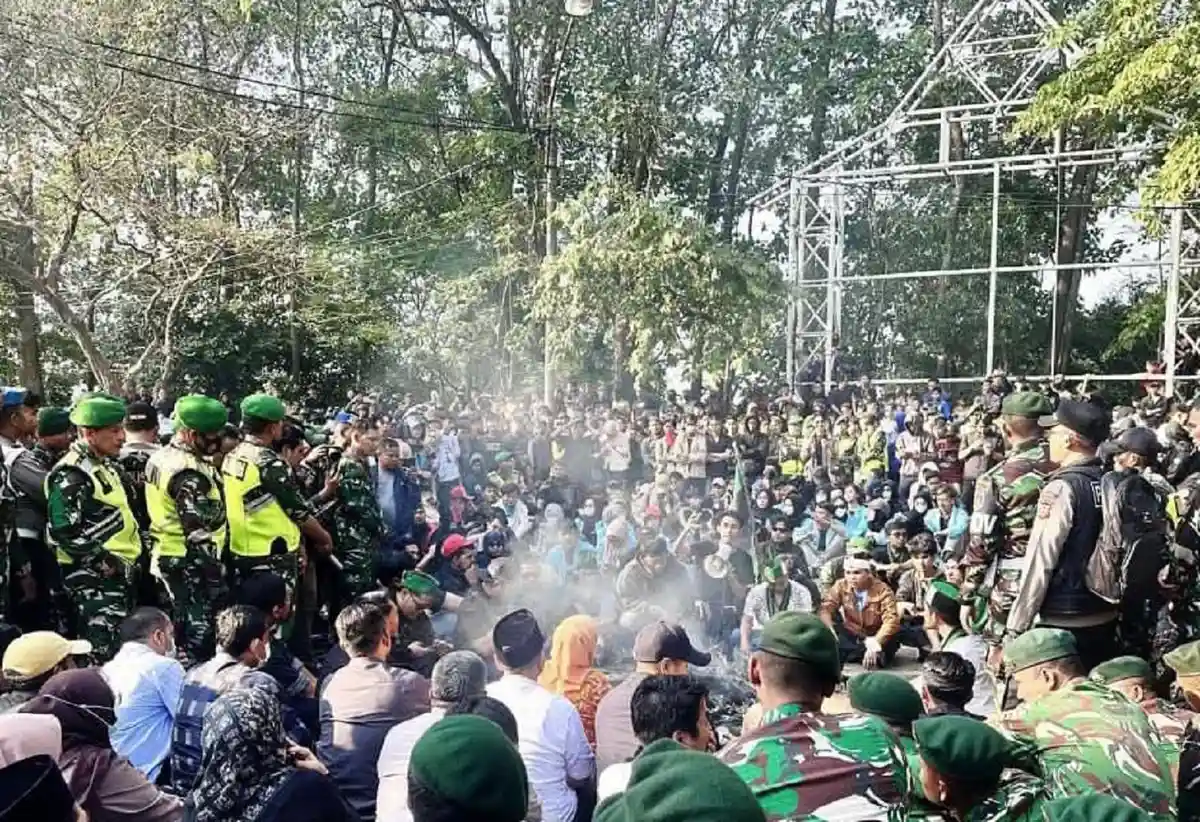 Mahasiswa Purwakarta demo damai di depan gedung DPRD menyampaikan tujuh tuntutan aspirasi