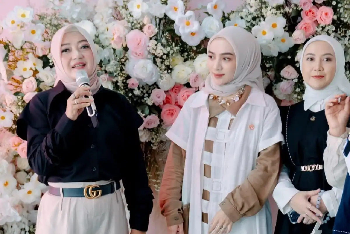 Ibu-ibu mengerjakan sulaman tangan untuk produk fashion Netaly UMKM Bandung