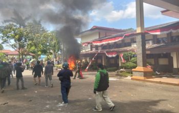 Gedung DPRD Kabupaten Cirebon dirusak massa.
