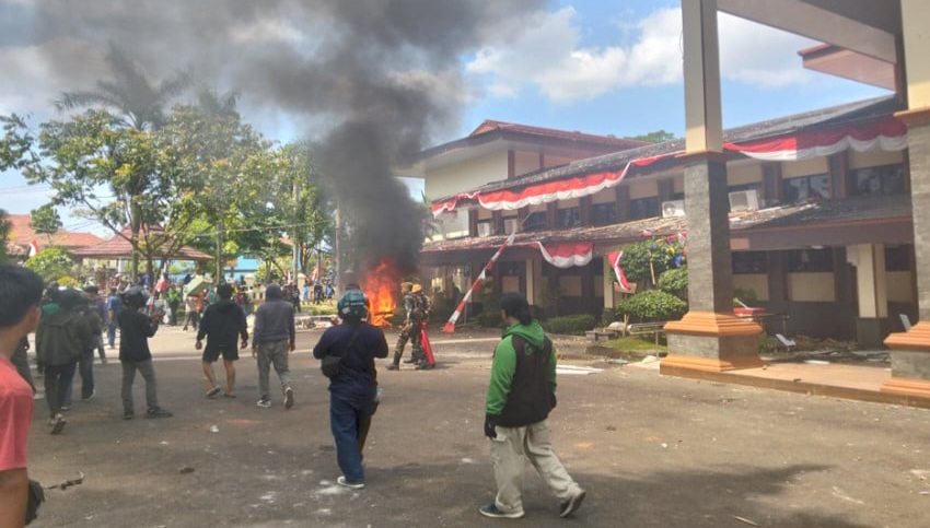 Gedung DPRD Kabupaten Cirebon dirusak massa.