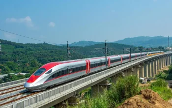 Wisatawan Malaysia naik Kereta Cepat Whoosh sebagai atraksi wisata di Indonesia