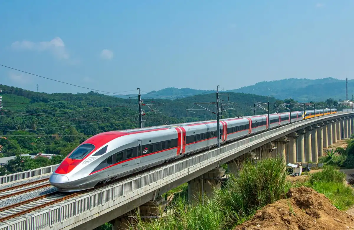 Wisatawan Malaysia naik Kereta Cepat Whoosh sebagai atraksi wisata di Indonesia
