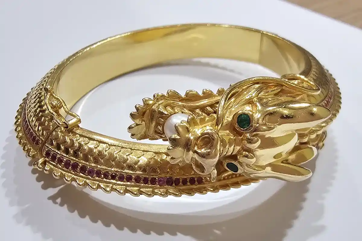 gelang naga emas dan gelang naga emas lelang KPK 2025