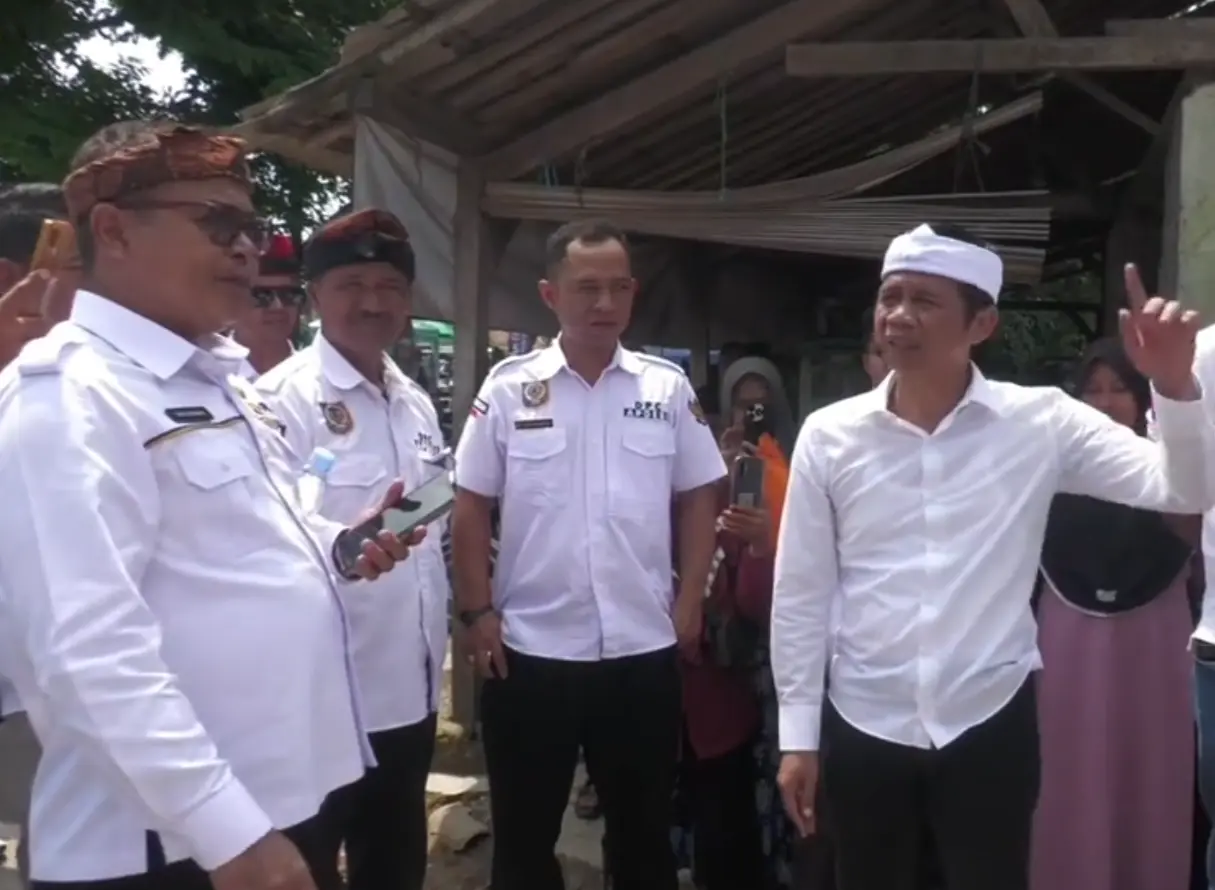 Om Zein pasang portal di Sukatani Purwakarta agar mobil tambang tidak merusak jalan desa