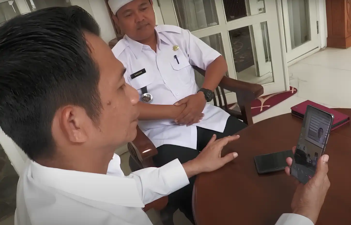 Bupati Om Zein damaikan Camat Jatiluhur dengan pengendara motor di Purwakarta.