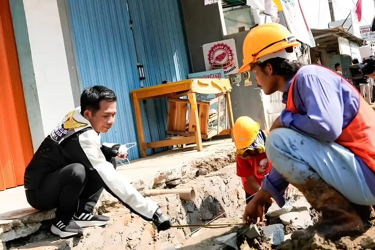 Om Zein kawal proyek jalan dan drainase Purwakarta