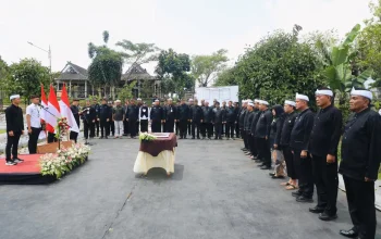 Bupati Purwakarta Om Zein melantik 10 pejabat Purwakarta di kebun.