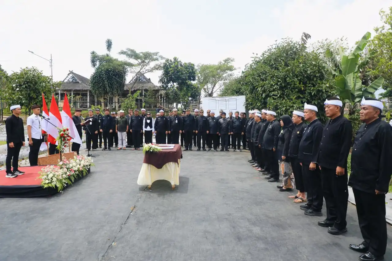 Bupati Purwakarta Om Zein melantik 10 pejabat Purwakarta di kebun.