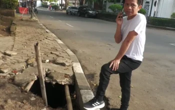 Om Zein memeriksa trotoar rusak di Purwakarta