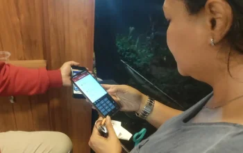 Nasabah CIMB Niaga membayar tagihan kacamata dengan QRIS melalui OCTO Mobile di smartphone.