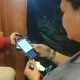 Nasabah CIMB Niaga membayar tagihan kacamata dengan QRIS melalui OCTO Mobile di smartphone.