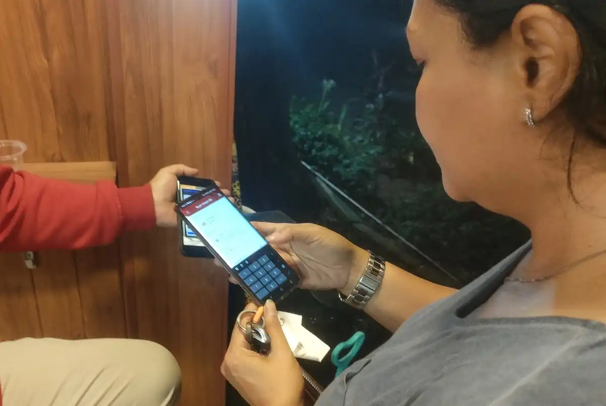 Nasabah CIMB Niaga membayar tagihan kacamata dengan QRIS melalui OCTO Mobile di smartphone.