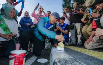Ribuan warga Bandung bersama Farhan dalam aksi Bebersih Kota Bandung di Dago-Gedung Sate.
