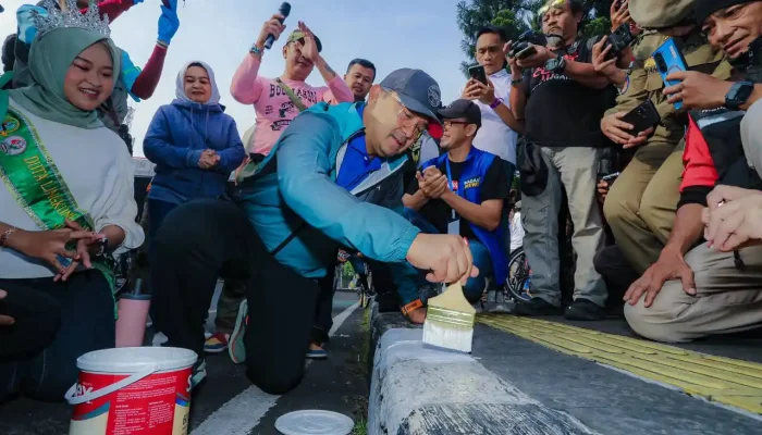 Ribuan Warga Bandung Ikut Aksi Bebersih, Farhan: Warga Jaga Kota Itu Kunci