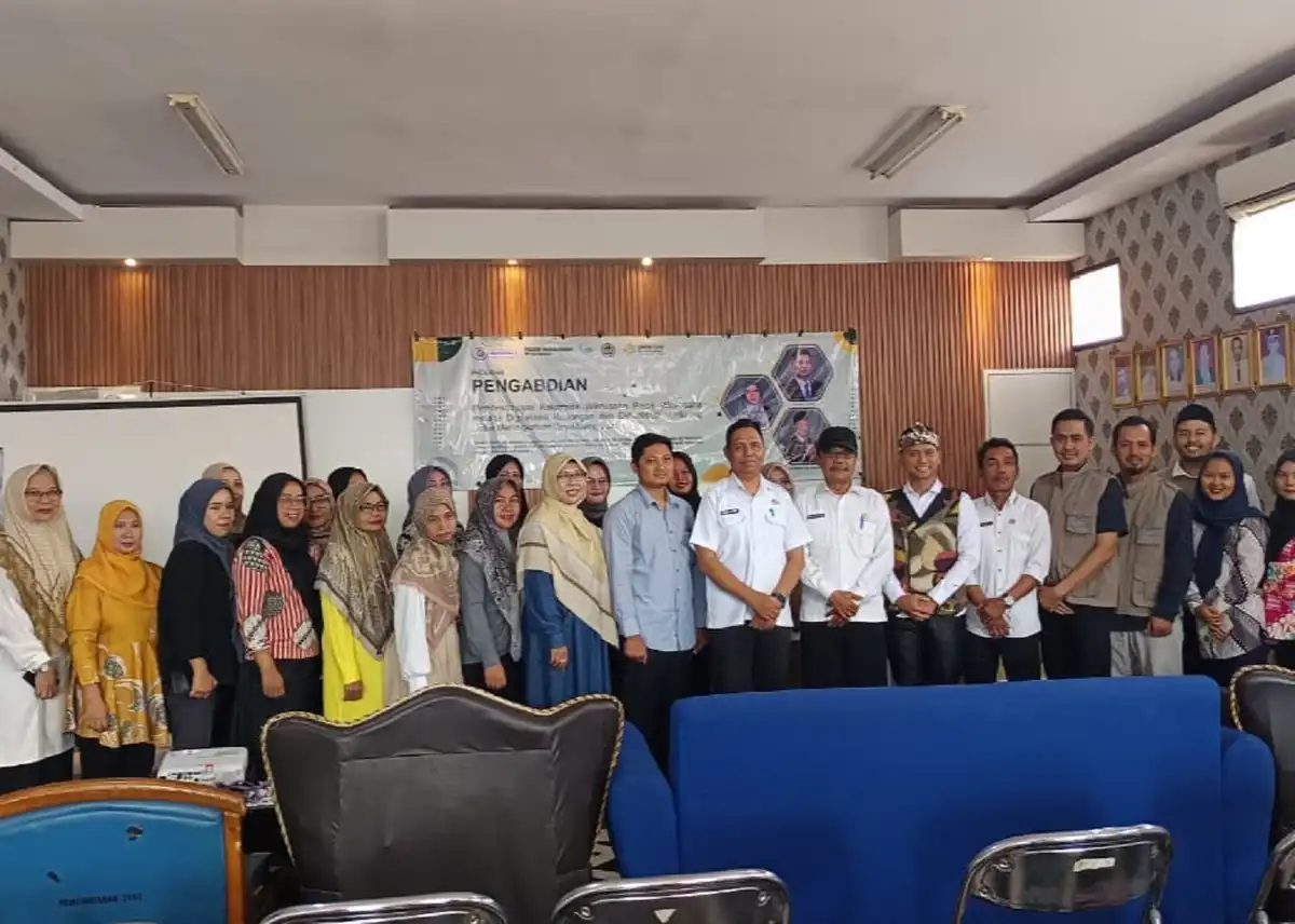 Foto bersama dosen UBP Karawang dan pelaku UMKM Purwakarta dalam kegiatan PKM Pasawahan.