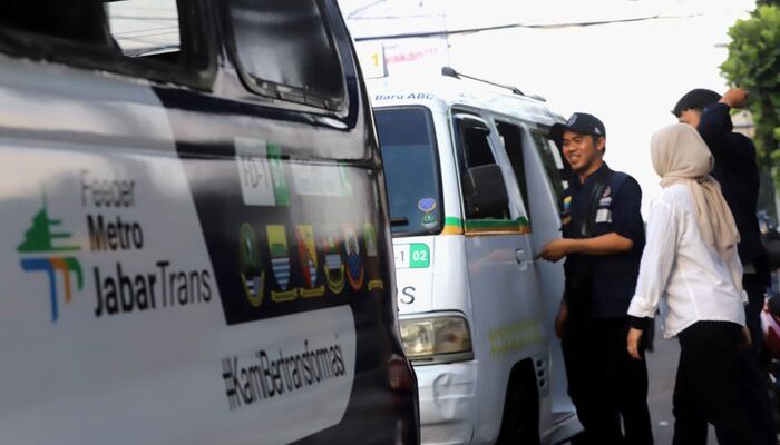 Angkot Feeder MJT Mulai Beroperasi di Kota Bandung, Sopir Digaji UMR hingga Pembayaran Nontunai