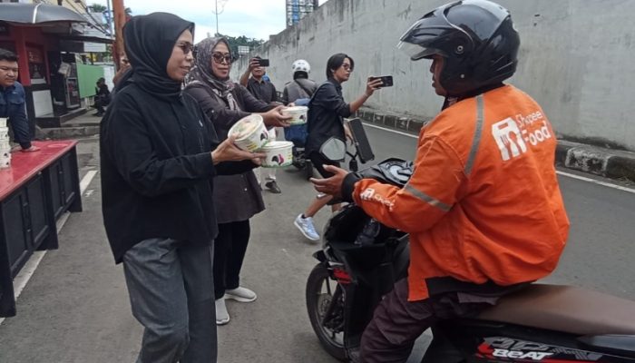 PDI Perjuangan Jabar Perluas Jumat Berbagi: Ojol, Sopir Truk, hingga Tunawisma Rasakan Manfaat