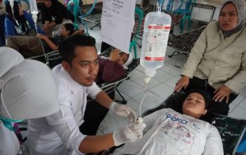 Salah satu korban keracunan program MBG mendapatkan penanganan medis.
