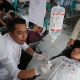 Salah satu korban keracunan program MBG mendapatkan penanganan medis.
