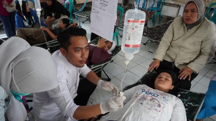 Salah satu korban keracunan program MBG mendapatkan penanganan medis.
