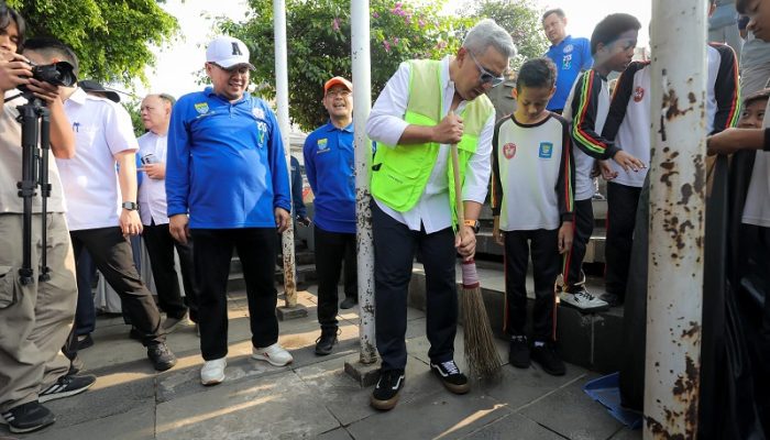 Ribuan Warga Kompak Bebersih Bandung, Farhan: Kebersihan Harus Jadi Gerakan Kolektif