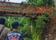 Jembatan Putus Akibat Longsor, BPBD Cianjur Bangun Jembatan Darurat di Pagelaran
