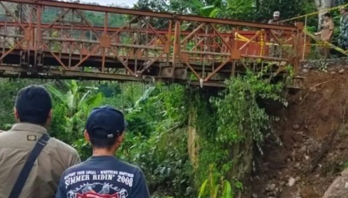 Jembatan Putus Akibat Longsor, BPBD Cianjur Bangun Jembatan Darurat di Pagelaran