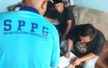Sopir dapur MBG Purwakarta Apep di depan mobil operasional SPPG Ciwareng 01