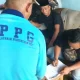 Sopir dapur MBG Purwakarta Apep di depan mobil operasional SPPG Ciwareng 01