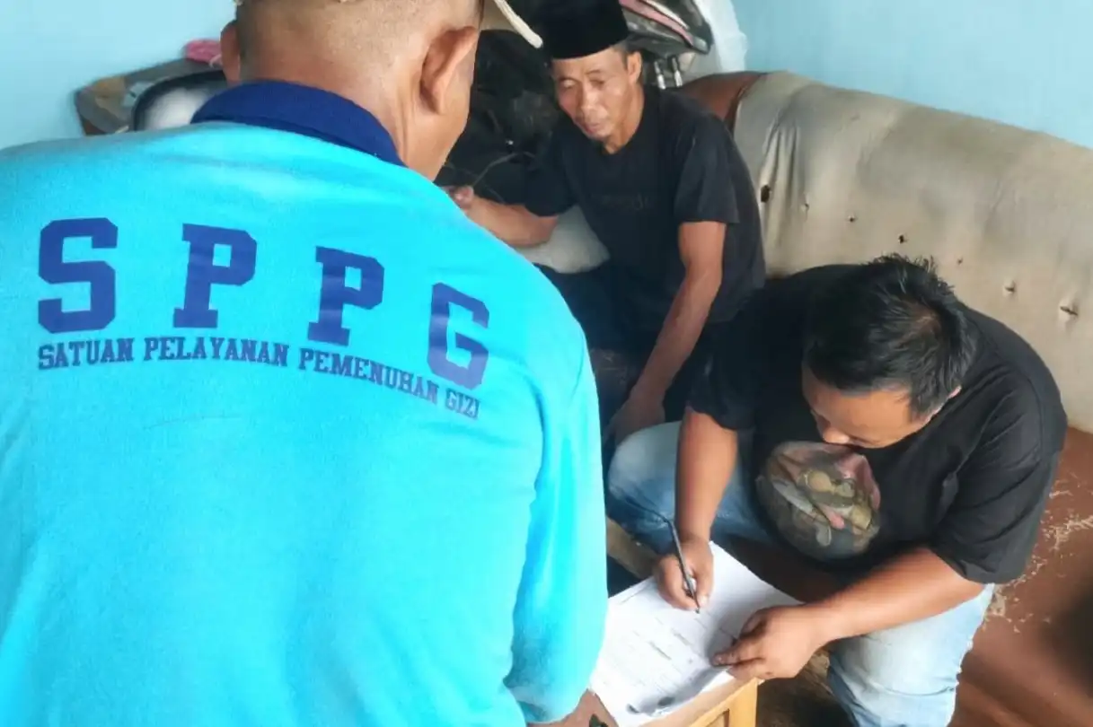 Sopir dapur MBG Purwakarta Apep di depan mobil operasional SPPG Ciwareng 01