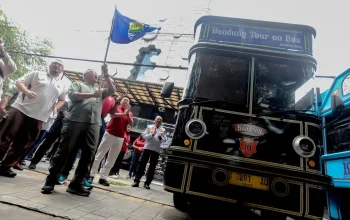 Bus Bandros Bandung dengan tema Persib melintasi kota