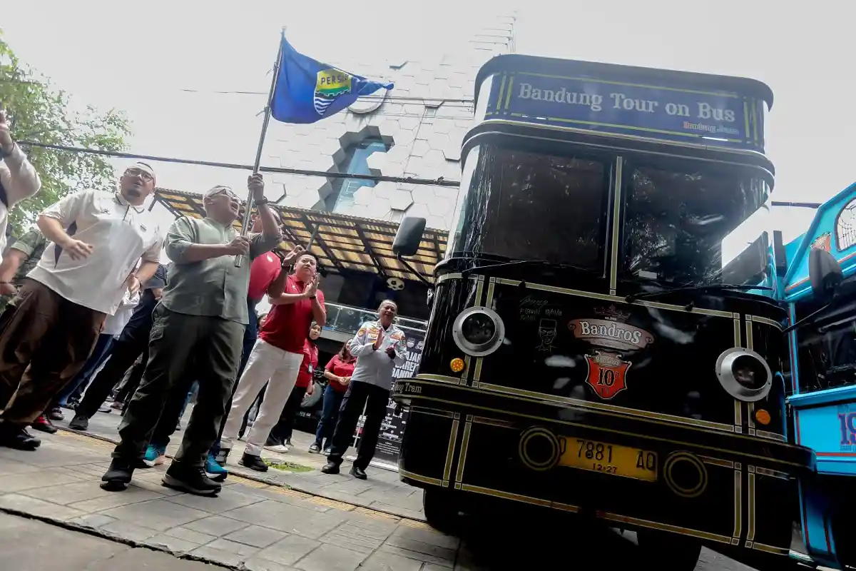 Bus Bandros Bandung dengan tema Persib melintasi kota