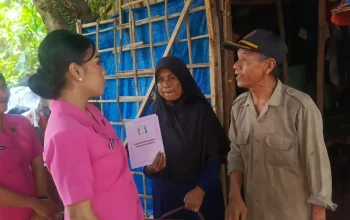 Bhayangkari Purwakarta membagikan sembako untuk warga kurang mampu.