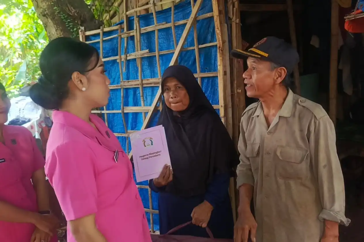 Bhayangkari Purwakarta membagikan sembako untuk warga kurang mampu.
