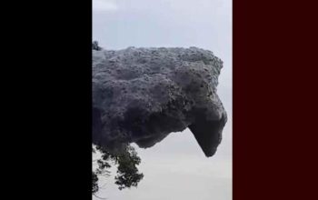 Petugas DLH Jabar memeriksa busa limbah ‘awan hitam’ di Subang