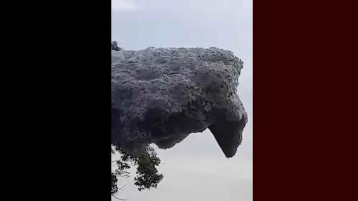 Petugas DLH Jabar memeriksa busa limbah ‘awan hitam’ di Subang