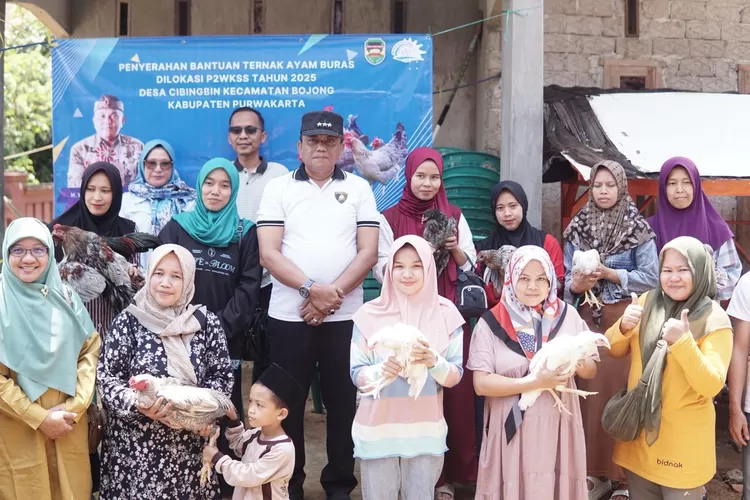 Bantuan ayam buras Diskannak Purwakarta untuk ibu-ibu Bojong