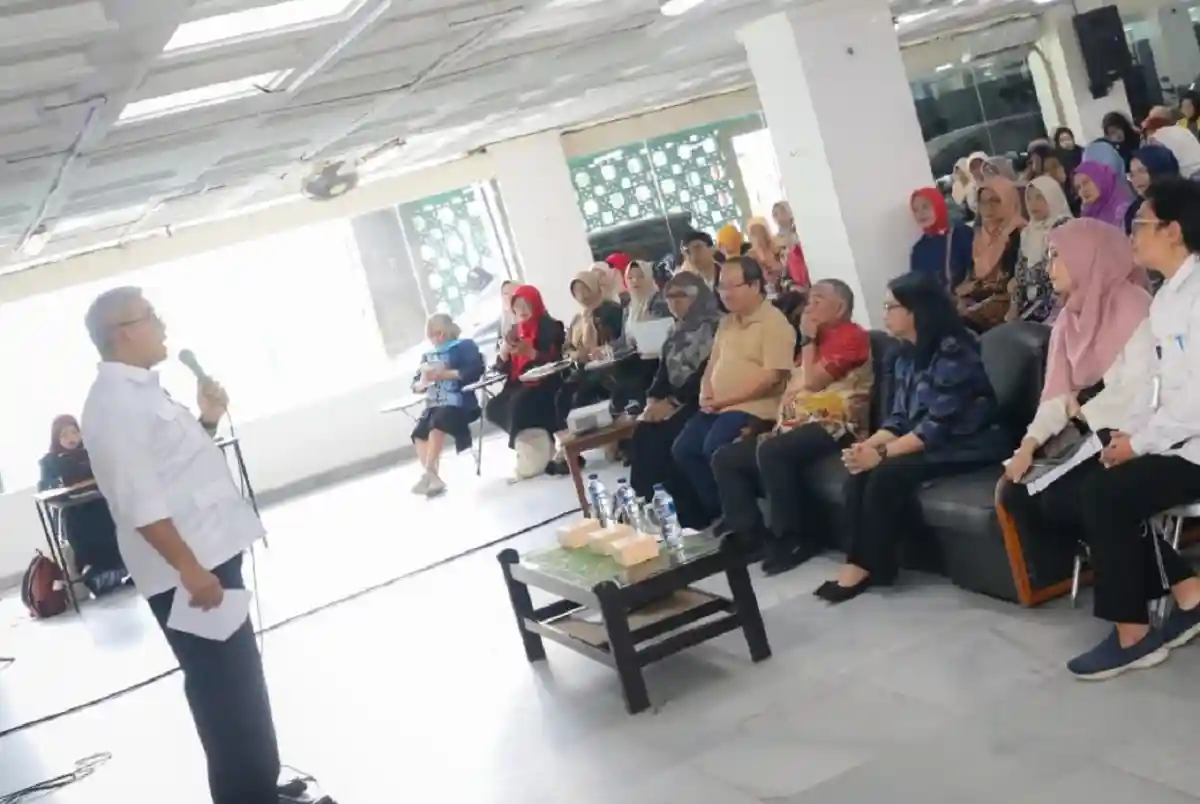 Foto Wali Kota Bandung dalam kegiatan Forum Warga Peduli AIDS.