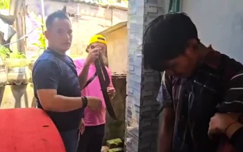 Gangster Purwakarta menangis saat rumahnya digeledah polisi.