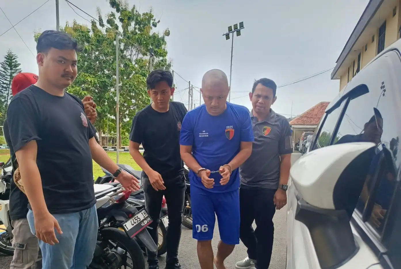 Heryanto tersangka pembunuhan Dina Oktaviani digiring polisi Purwakarta
